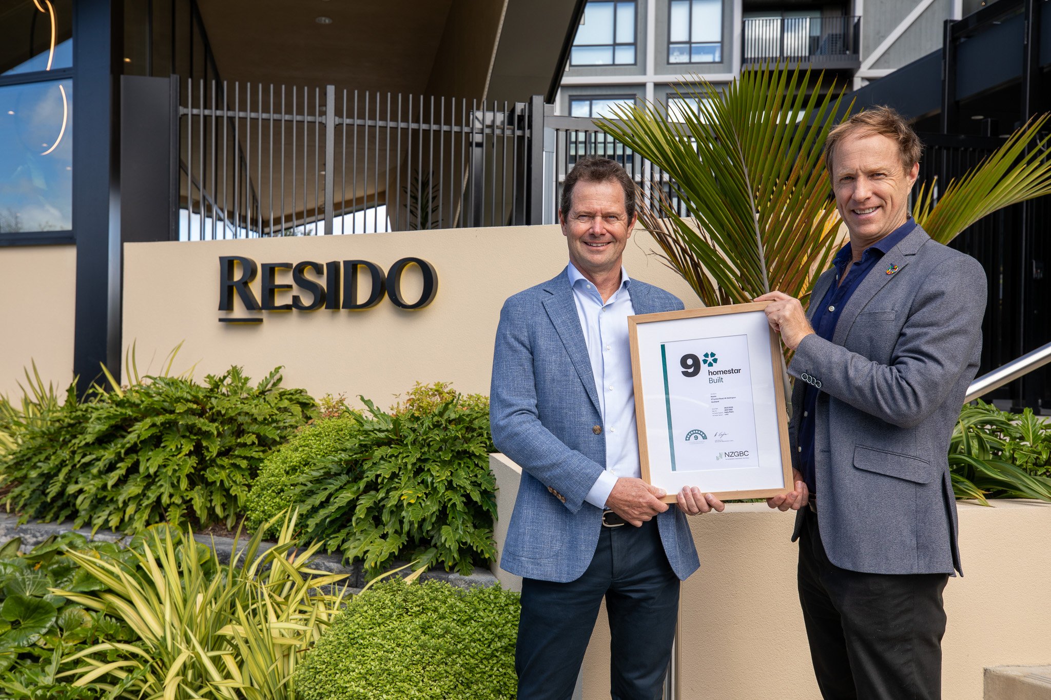 Kiwi Property CEO Clive Mackenzie & NZGBC CEO Andrew Eagles with Residos 9 Homestar award